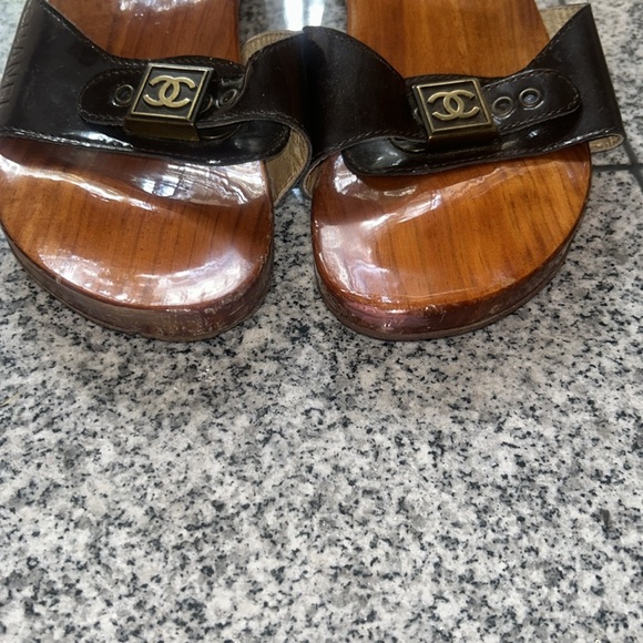CHANEL black patent leather "Dr. Scholl's" style wooden slides. - Picture 2 of 7